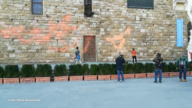 Imbrattano Palazzo Vecchio a Firenze, Nardella blocca attivisti