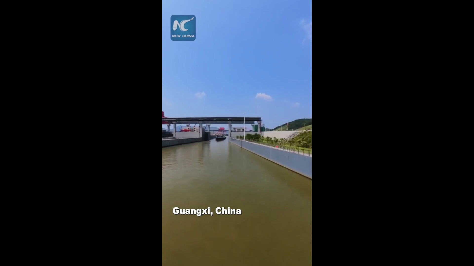 Cina, navi da 5.000 tonnellate attraversano una chiusa del Canale Pinglu