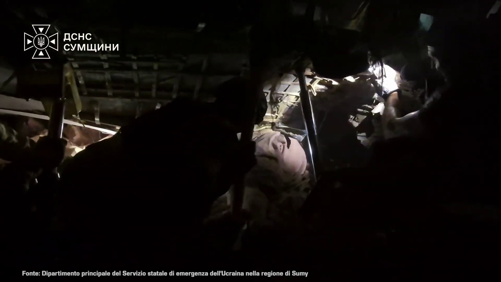 Ucraina, ancora attacchi russi. I soccorritori scavano tra le macerie