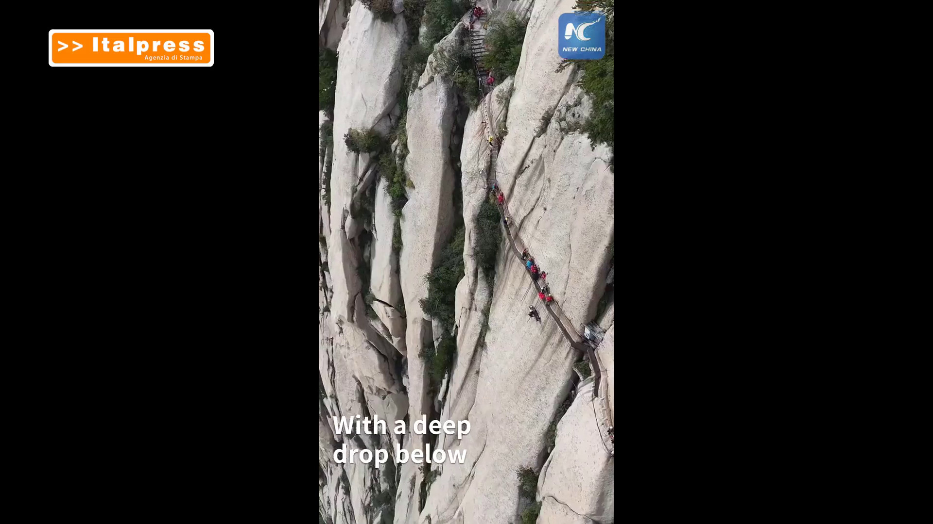 Cina, vigili del fuoco si addestrano nel soccorso con corde sul monte Huashan