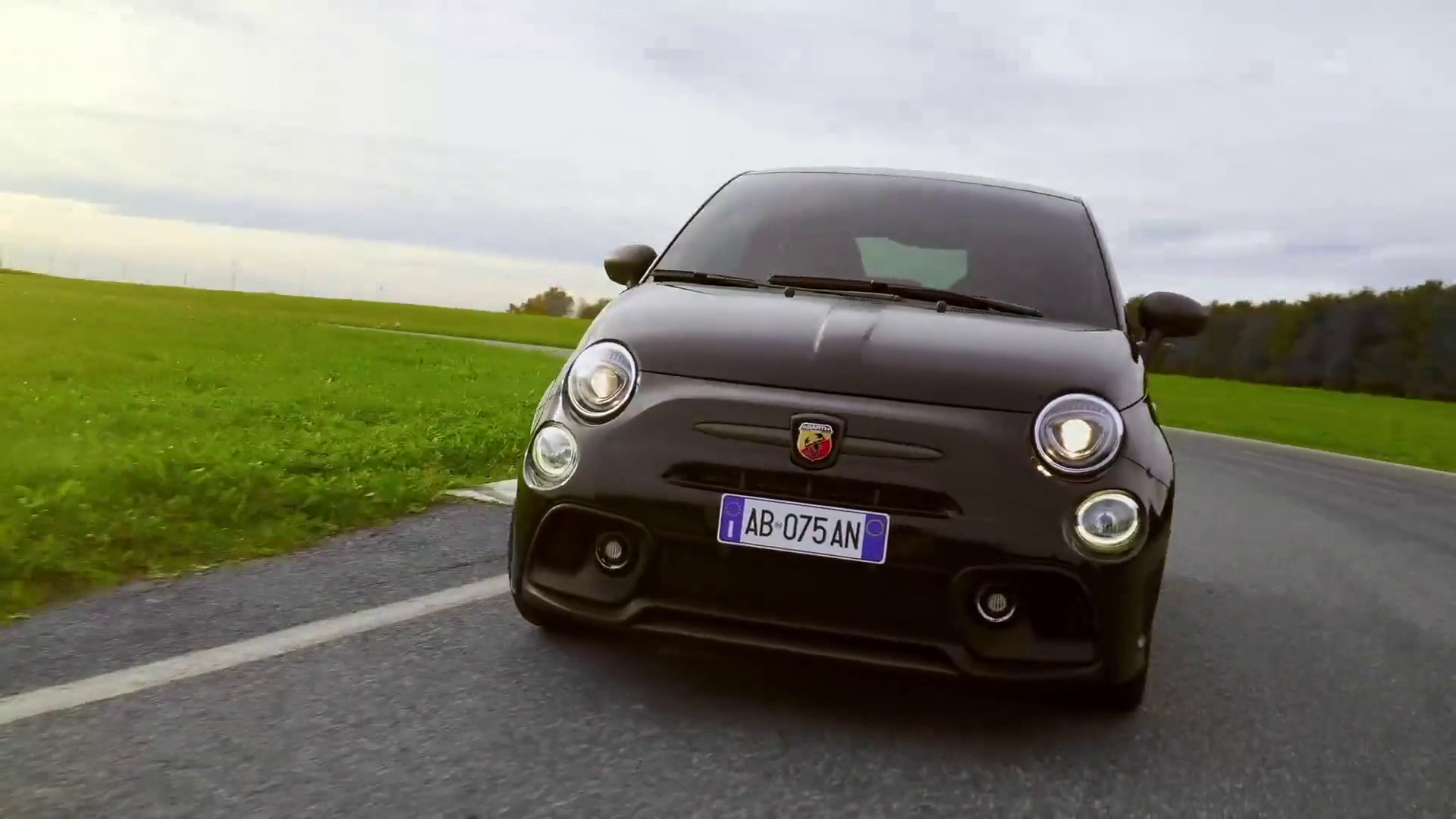 Abarth, una versione speciale della 695 per festeggiare i 75 anni