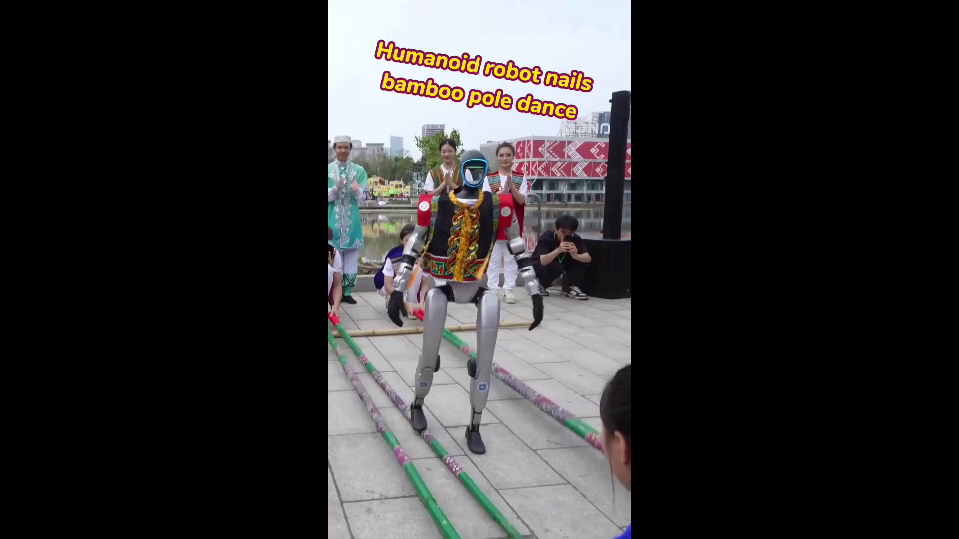 Cina, robot umanoide si esibisce nella danza dei pali di bambù per il Sanyuesan
