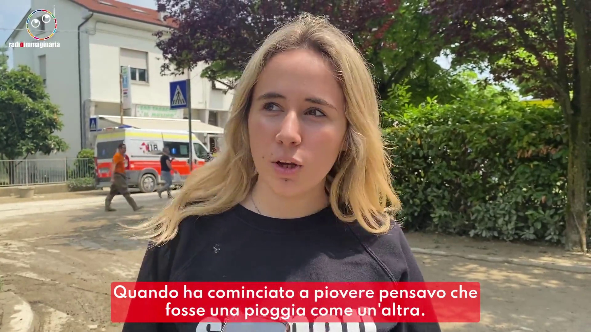 Gli adolescenti spalano il fango nelle terre alluvionate