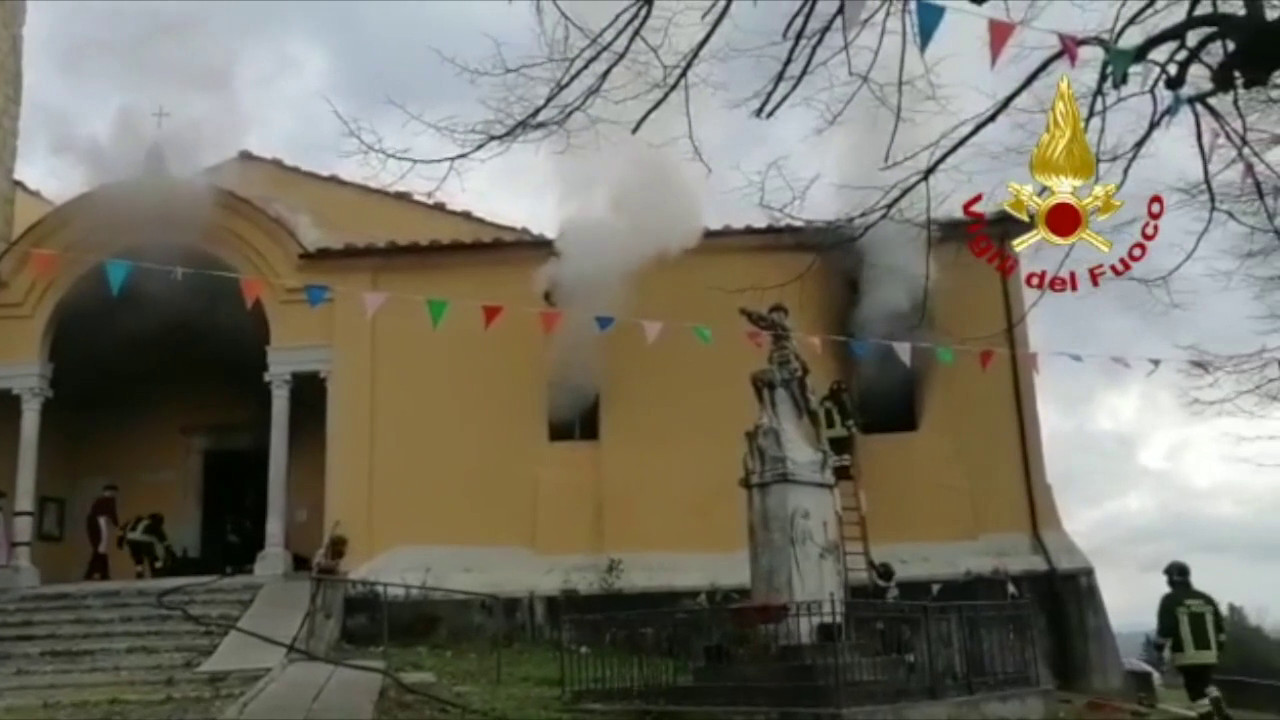Brucia una chiesa in Toscana, le immagini