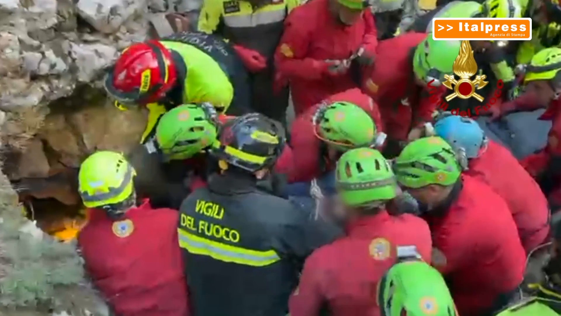 Estratto speleologo bloccato in una grotta in Sardegna, le immagini