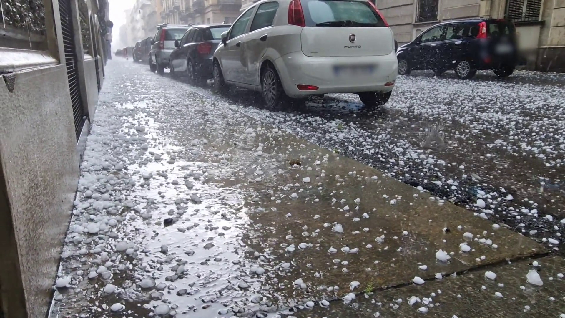 Violento temporale e grandinata a Torino, le immagini