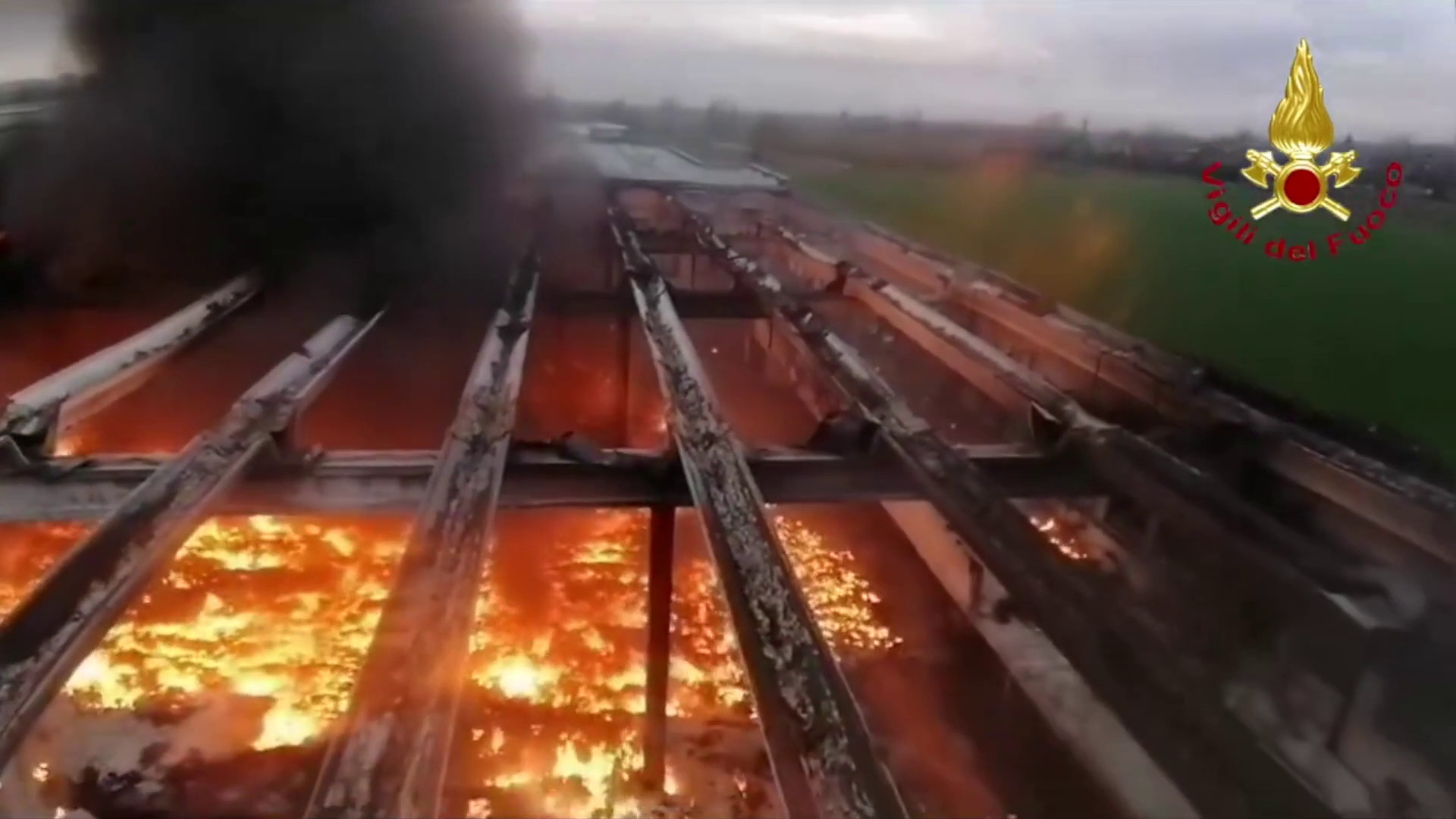 Incendio capannone nel milanese, proseguono operazioni spegnimento