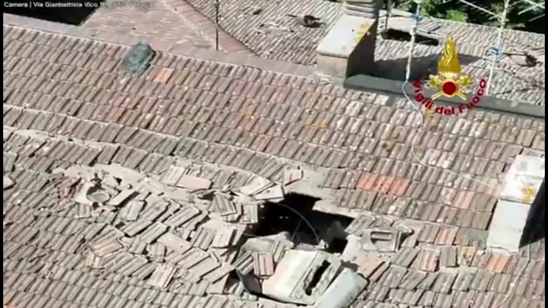 Esplosione in una palazzina di Perugia, due feriti gravi: le immagini