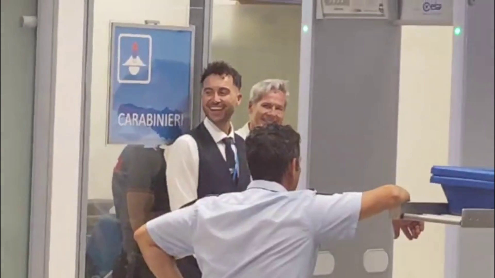 Lampedusa, in aeroporto tutti cantano Baglioni alla presenza del cantautore