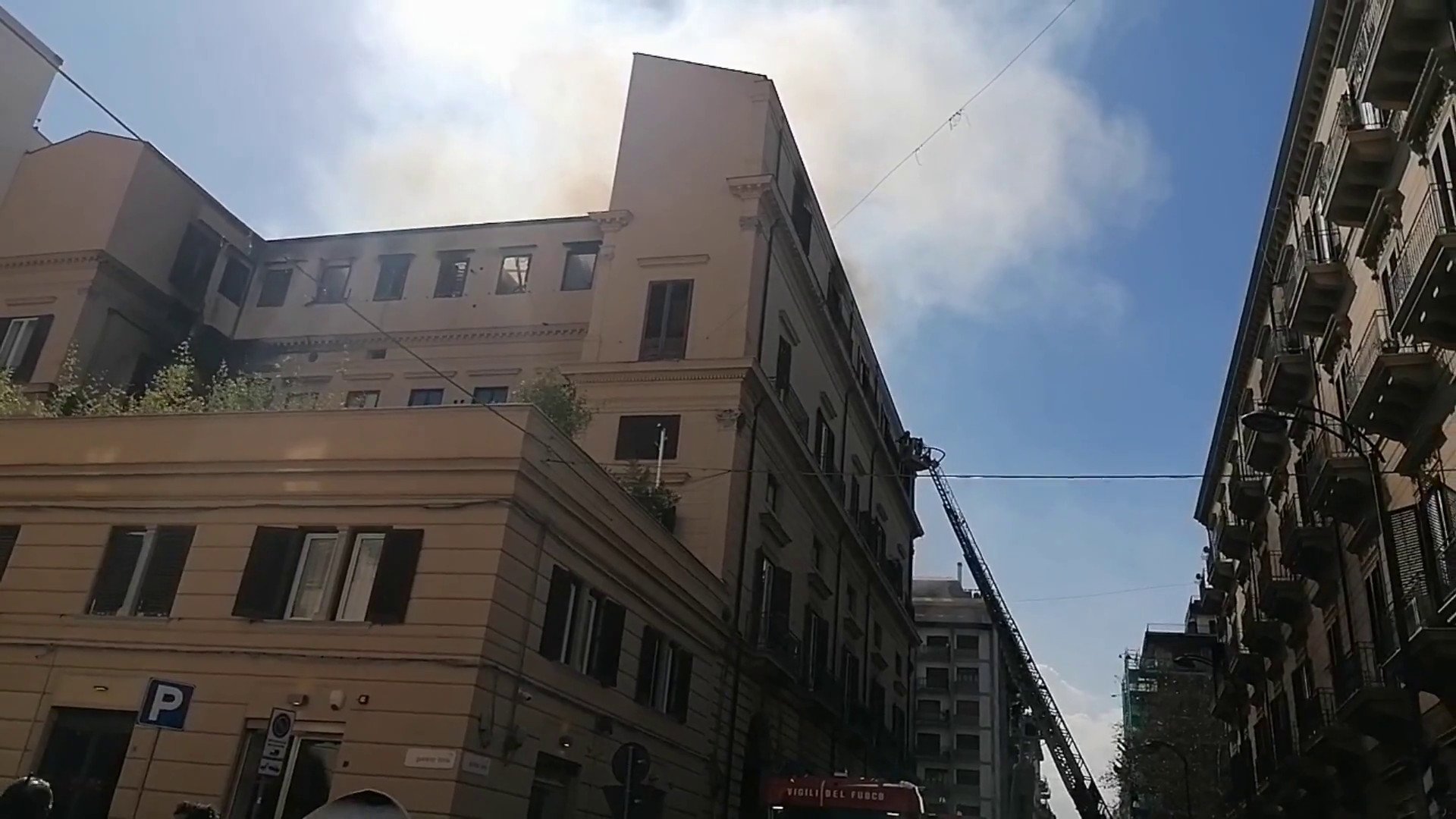 Incendio a Palermo, crolla buona parte del tetto dell'appartamento