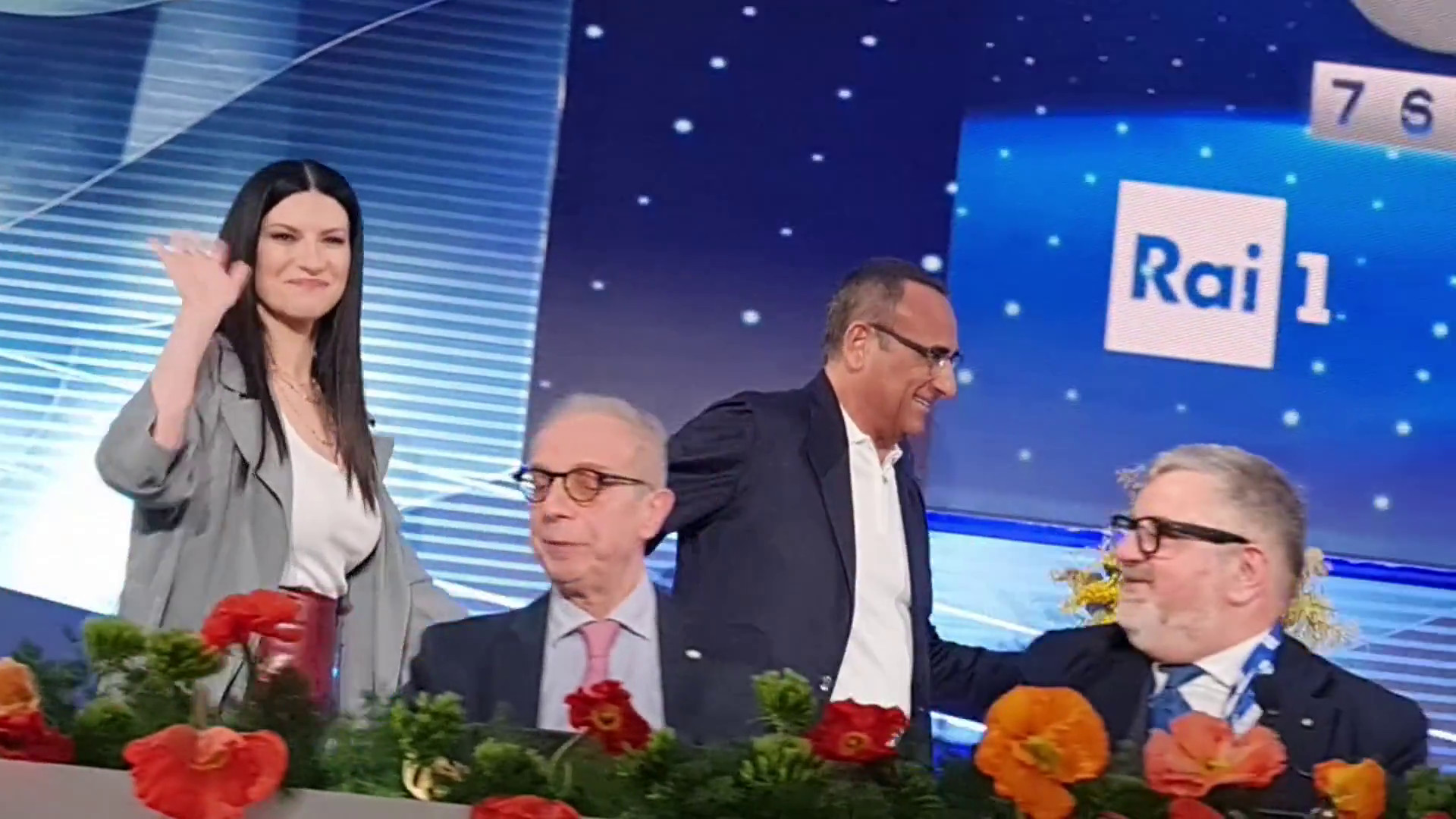 Sanremo, Carlo Conti accoglie Laura Pausini: le immagini