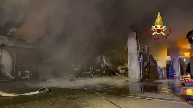 Incendio in un distributore di carburante a Cagliari