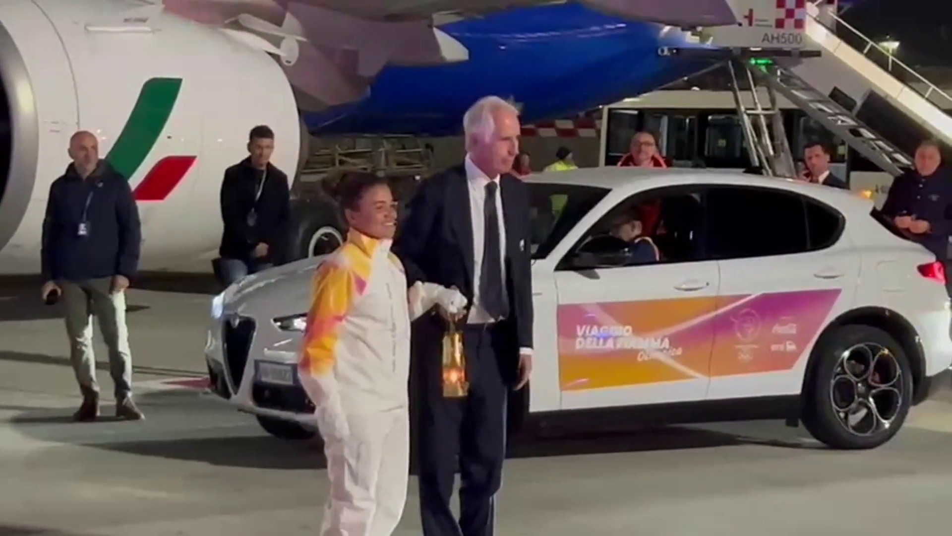 Atterrata a Fiumicino la fiamma olimpica di Milano-Cortina