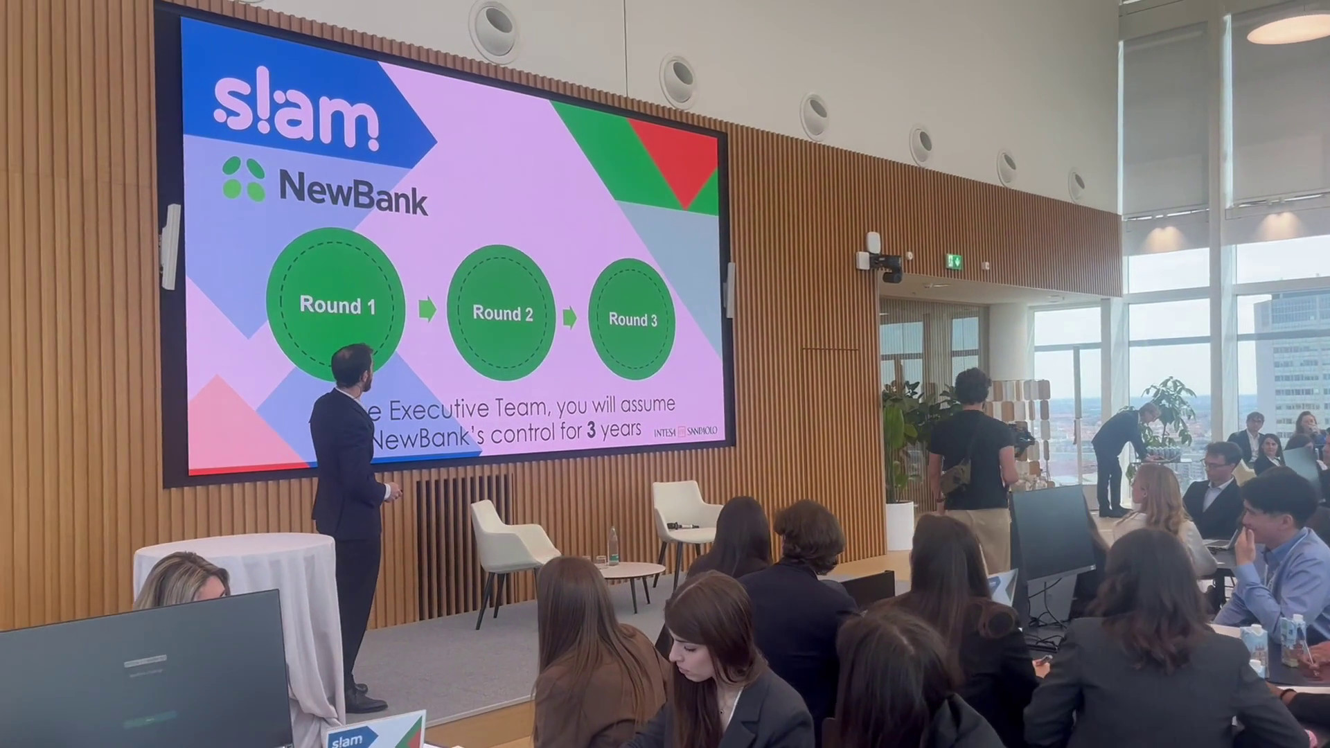 Intesa Sanpaolo assume neolaureati da tutto il mondo con il programma SLAM