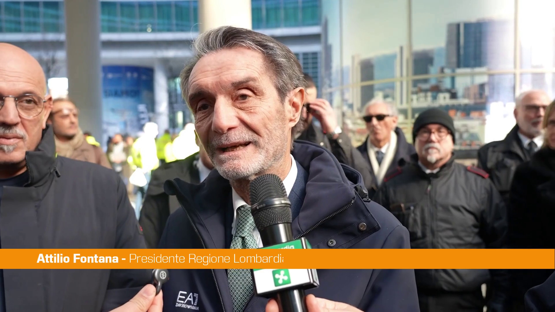 Fiamma olimpica in piazza della Regione Lombardia, Fontana 