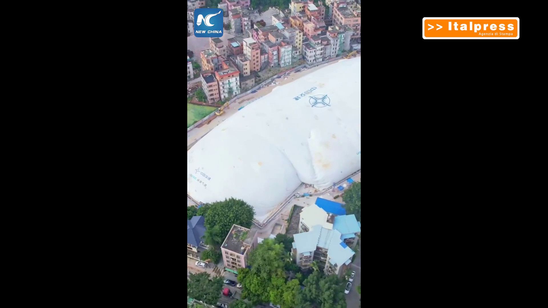 Cina, a Guangzhou una cupola gonfiabile copre un cantiere