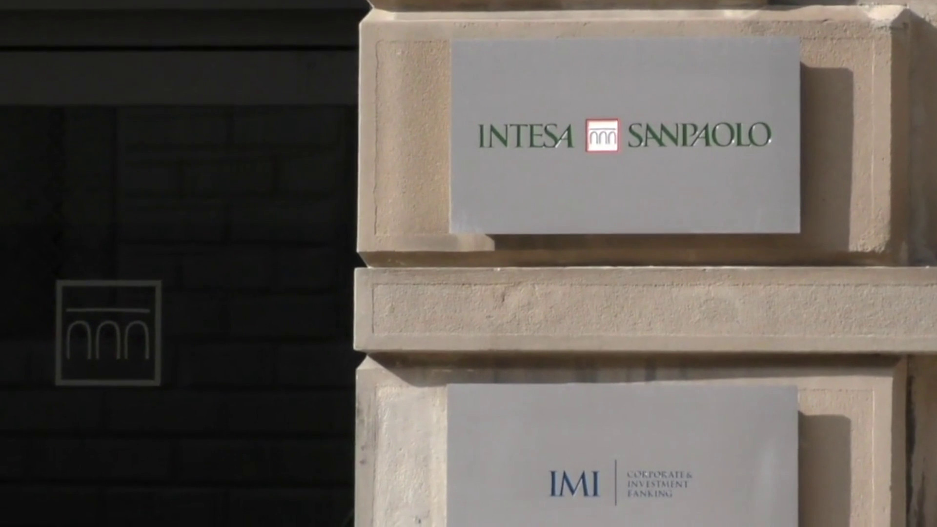 Intesa Sanpaolo, utile in aumento. Migliorano le stime per il 2025