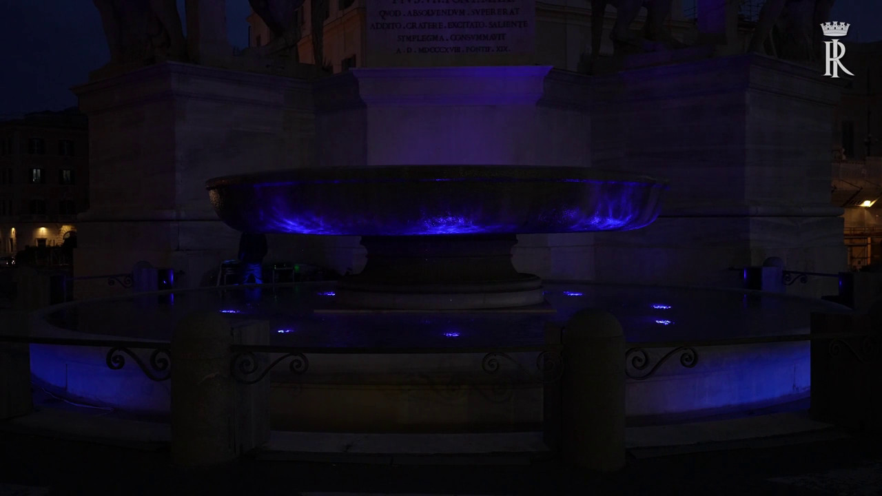 Quirinale, fontana dei Dioscuri illuminata di blu per giornata autismo