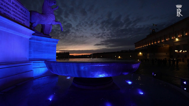 Quirinale, fontana dei Dioscuri illuminata di blu per giornata autismo