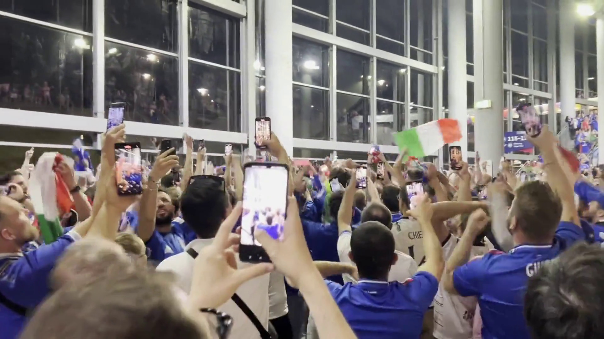 Tifosi azzurri felici dopo il pari con la Croazia che vale gli ottavi