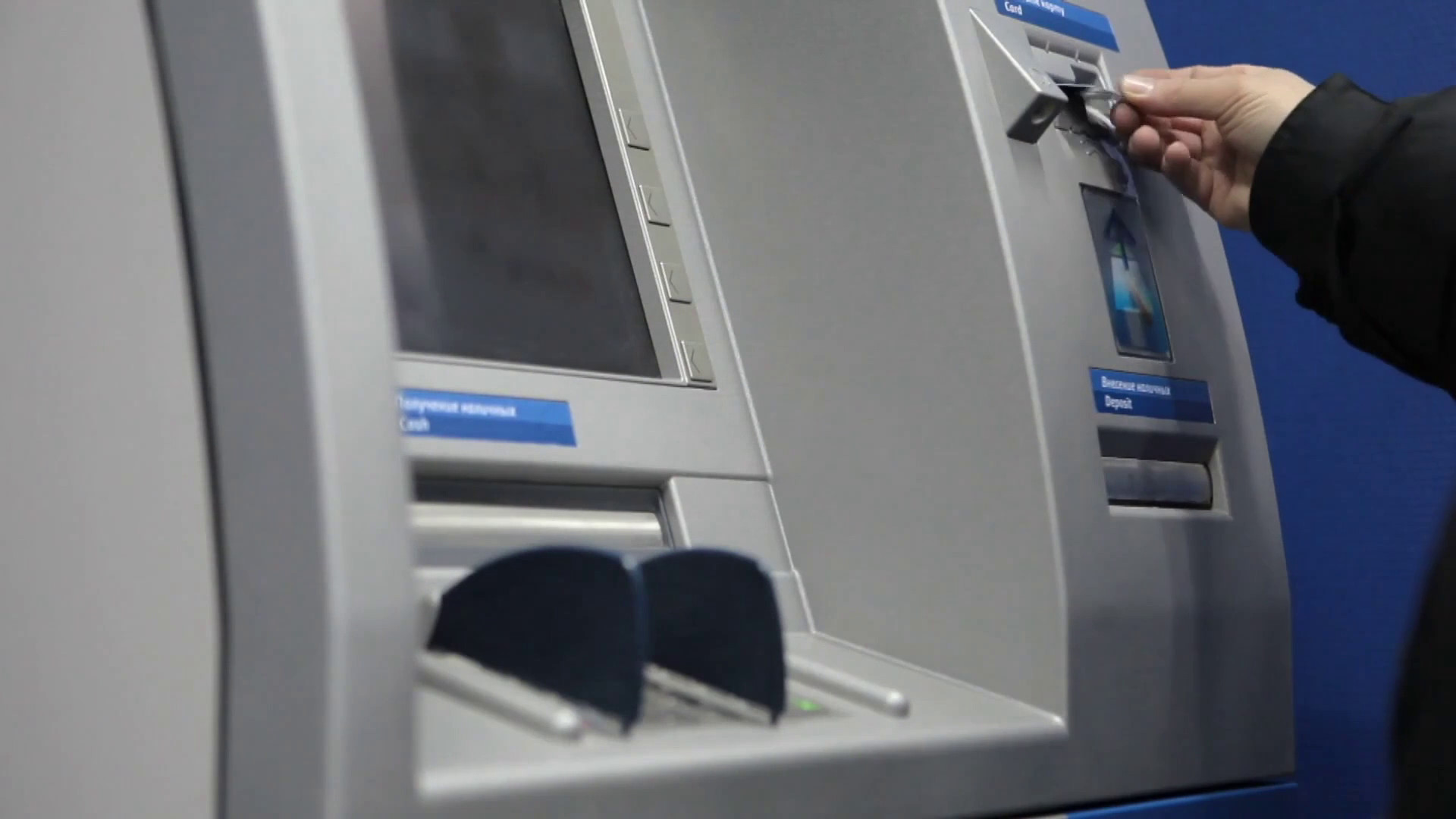 Italiani prelevano 1 miliardo al giorno al bancomat