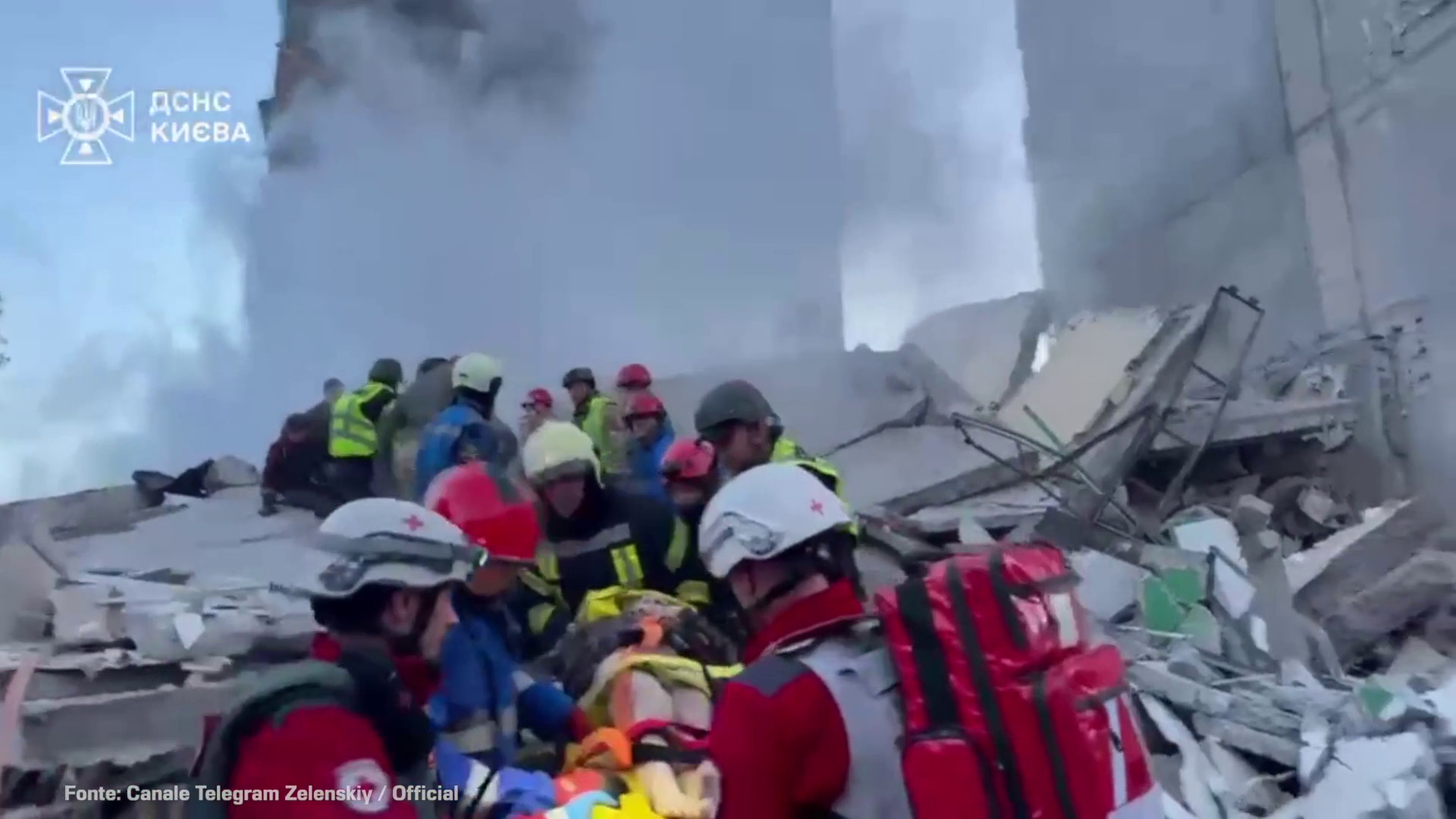 Nella notte massiccio attacco russo su Kiev, le immagini dei soccorsi