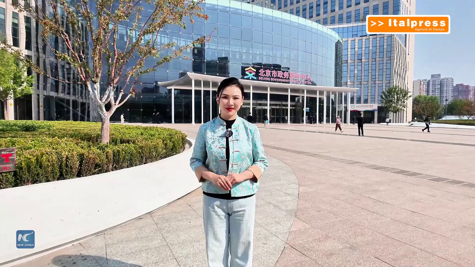 Cina: Pechino, ospiti internazionali visitano centro di assistenza telefonica