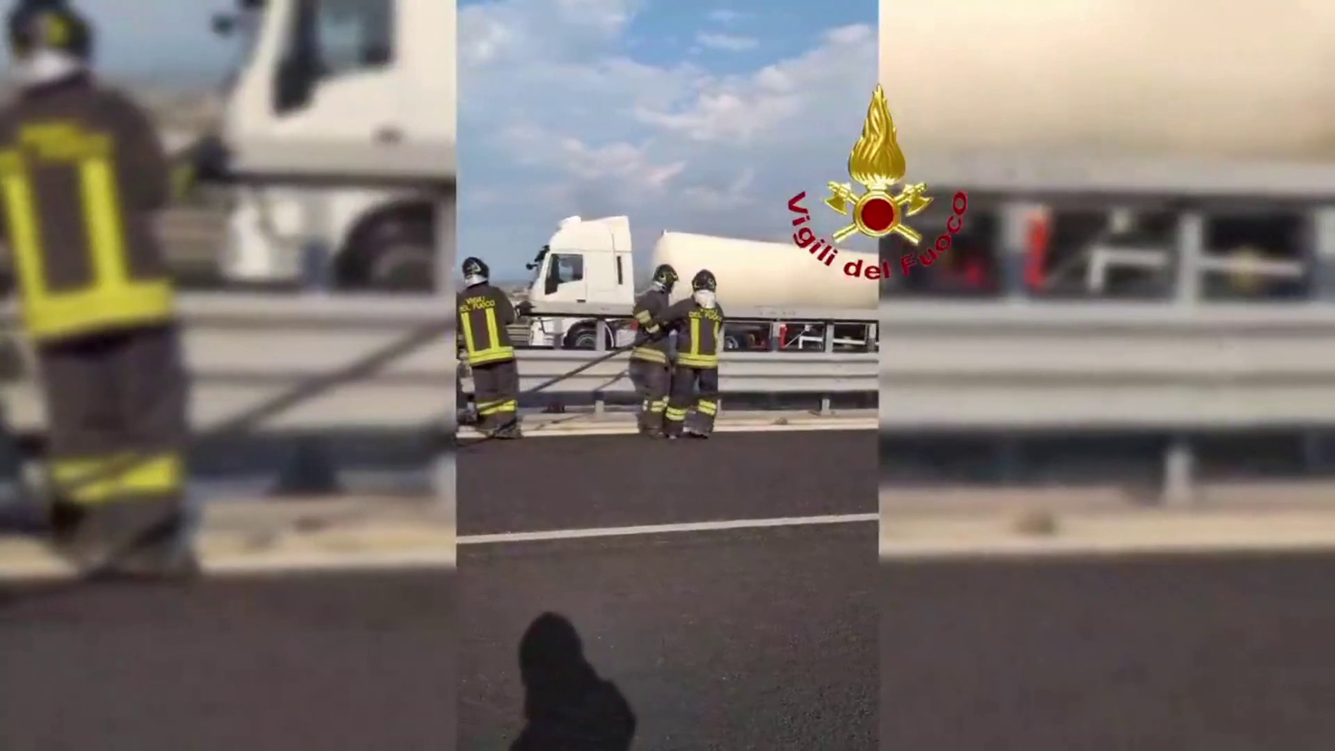 Camion in fiamme sull'autostrada A1, le operazioni di spegnimento