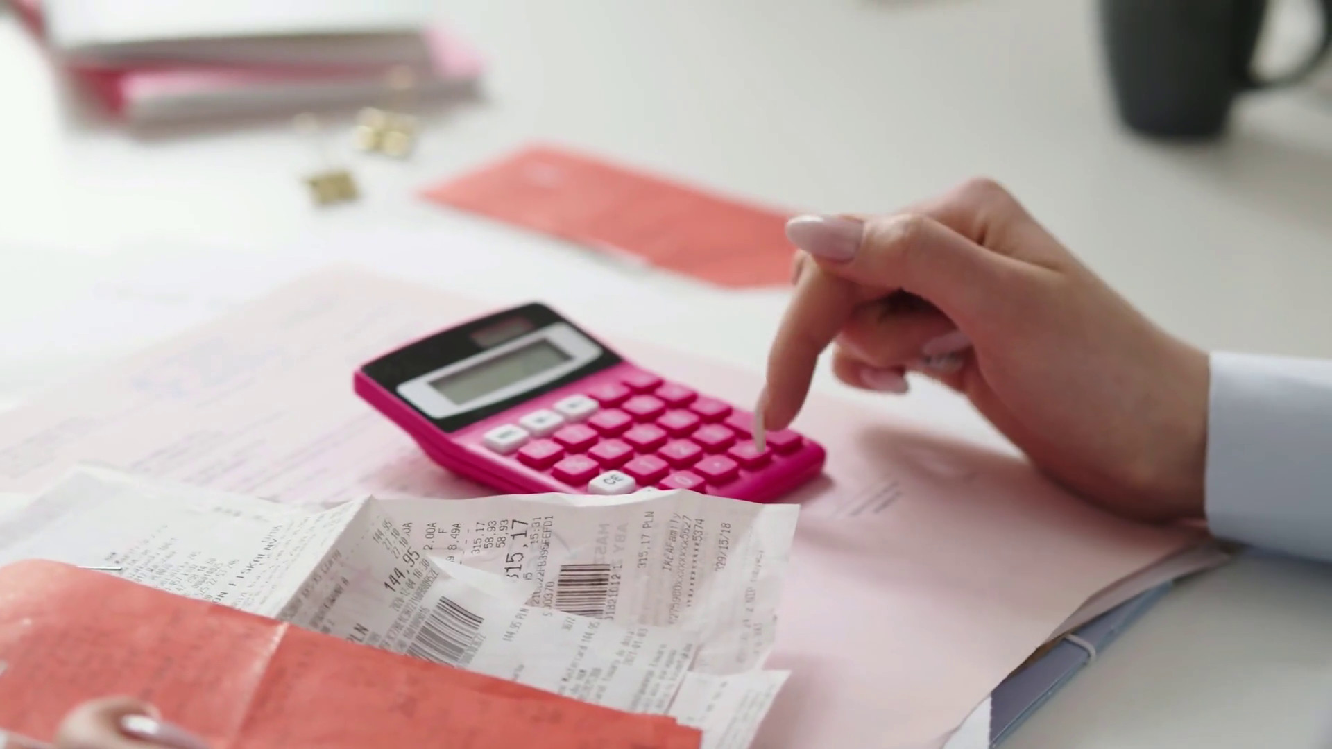 A febbraio sale ancora la fiducia dei consumatori, in calo quella delle imprese