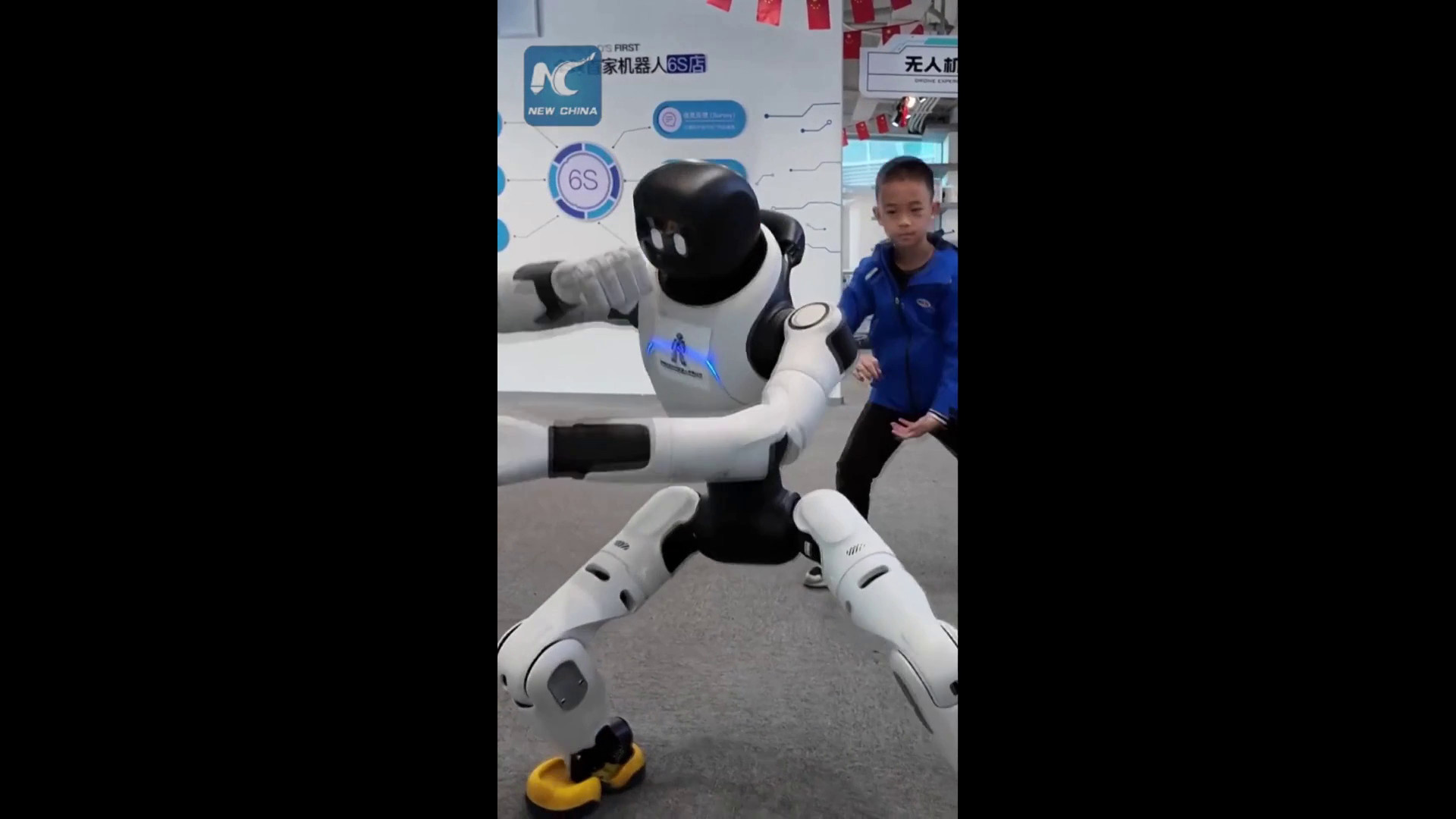 Dentro il negozio 6S a Shenzhen, dove i robot incontrano la vita reale