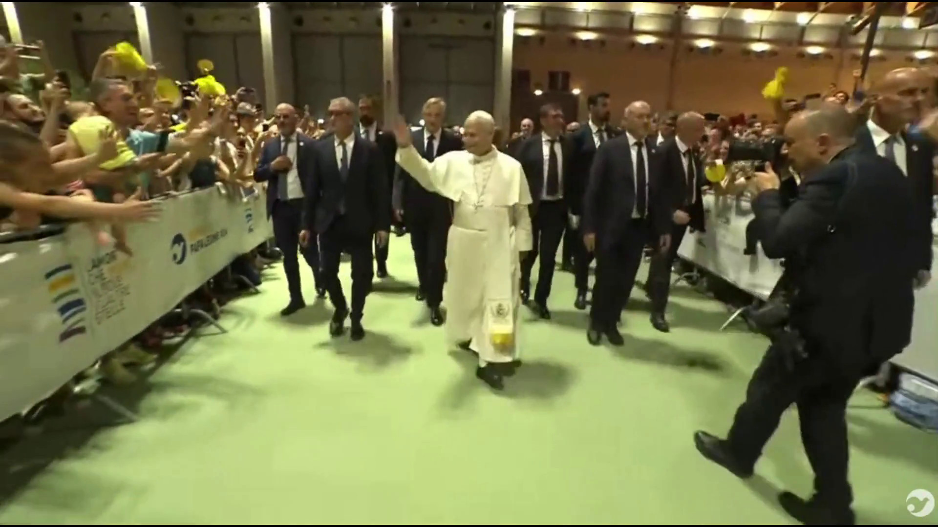 Il popolo del Meeting di Rimini accoglie Papa Leone XIV