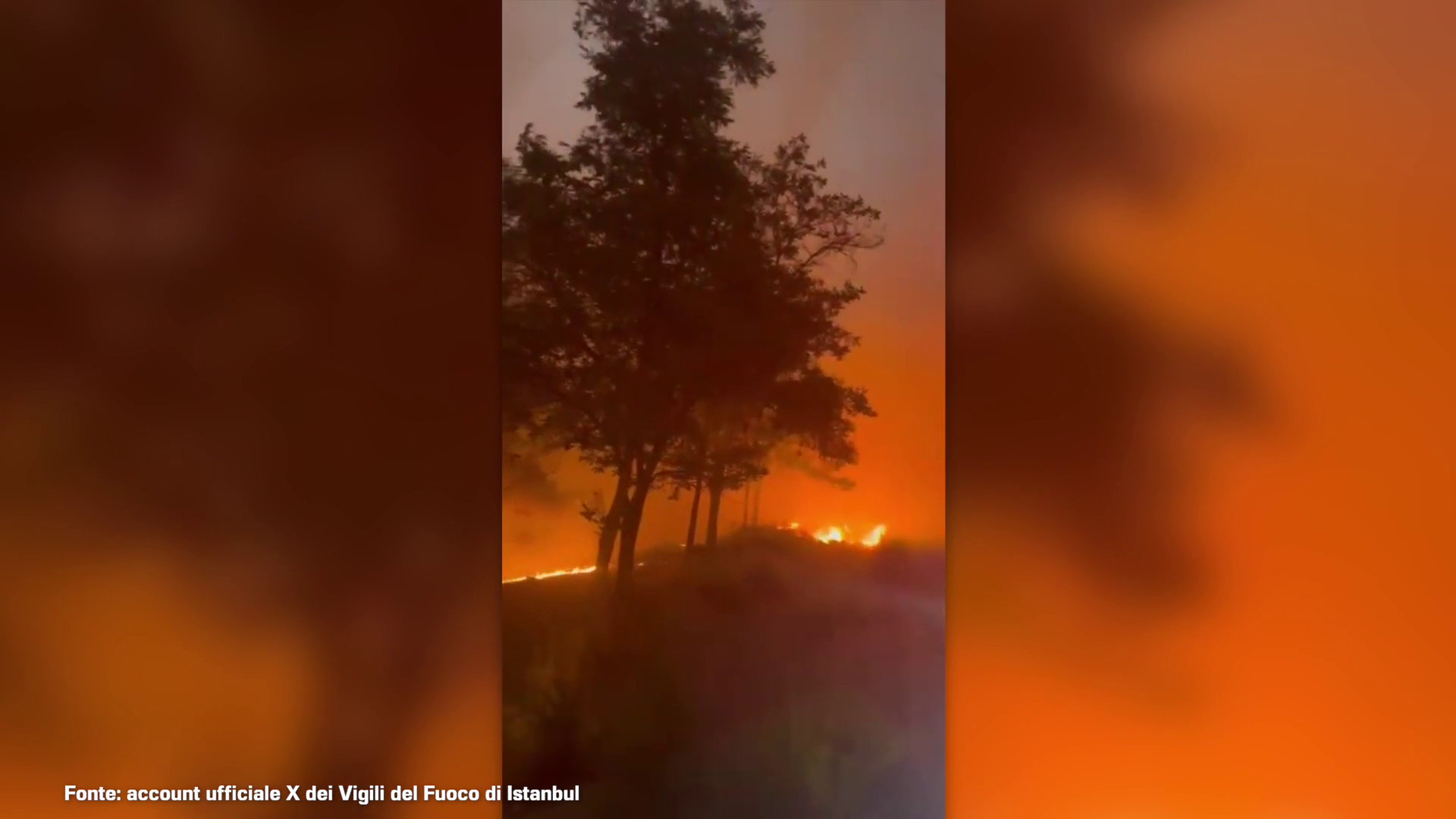 Turchia, incendio in un centro turistico a 300 km da Istanbul
