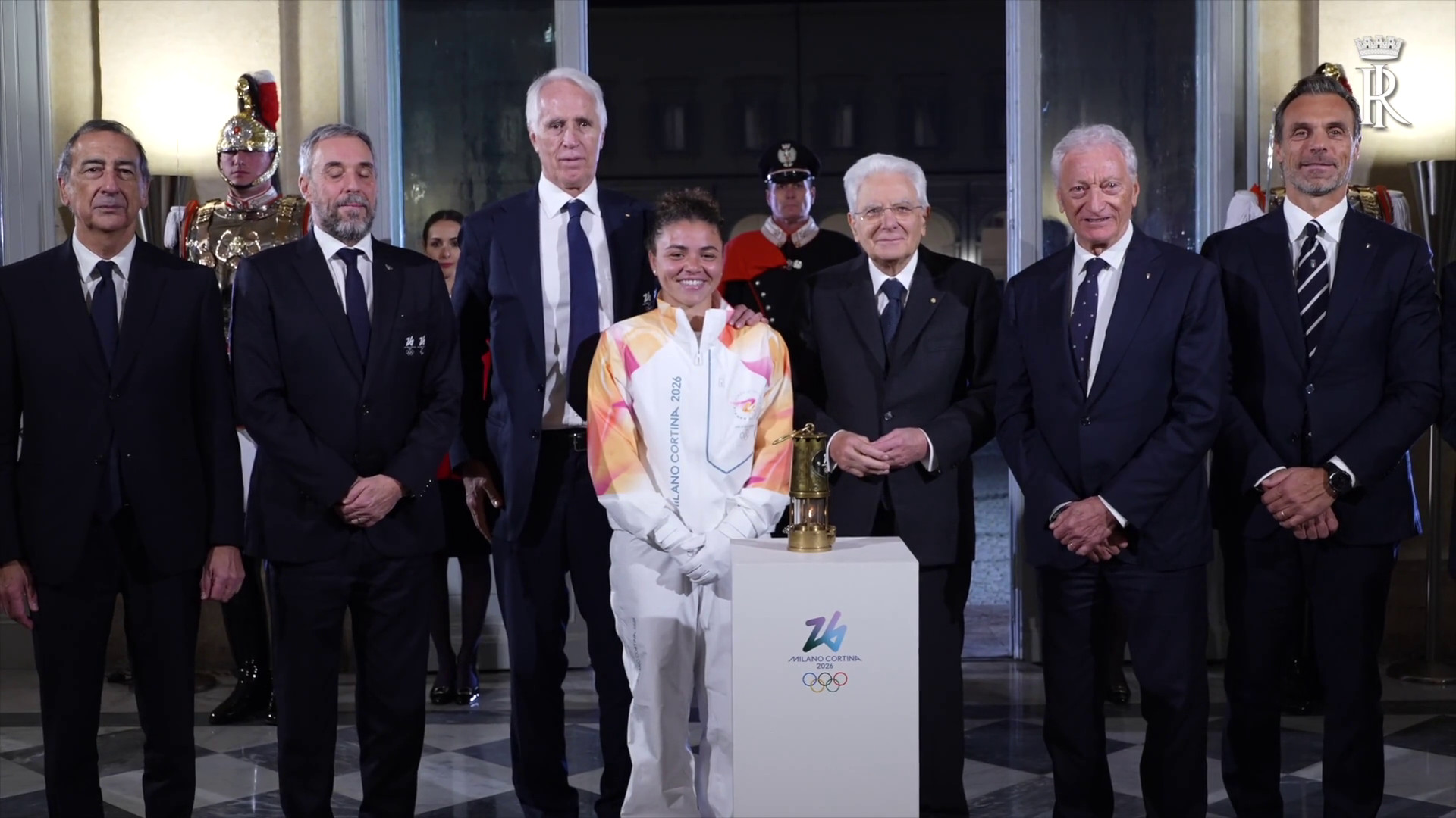 La fiamma olimpica arriva al Quirinale, Paolini la consegna a Mattarella La fiamma olimpica arriva al Quirinale, Paolini la consegna a Mattarella