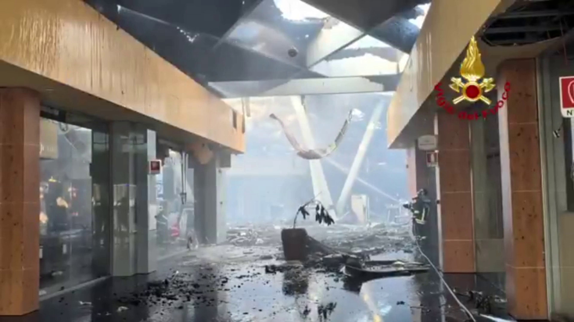 Incendio al centro commerciale Conca d'Oro a Palermo, si spengono ultimi focolai