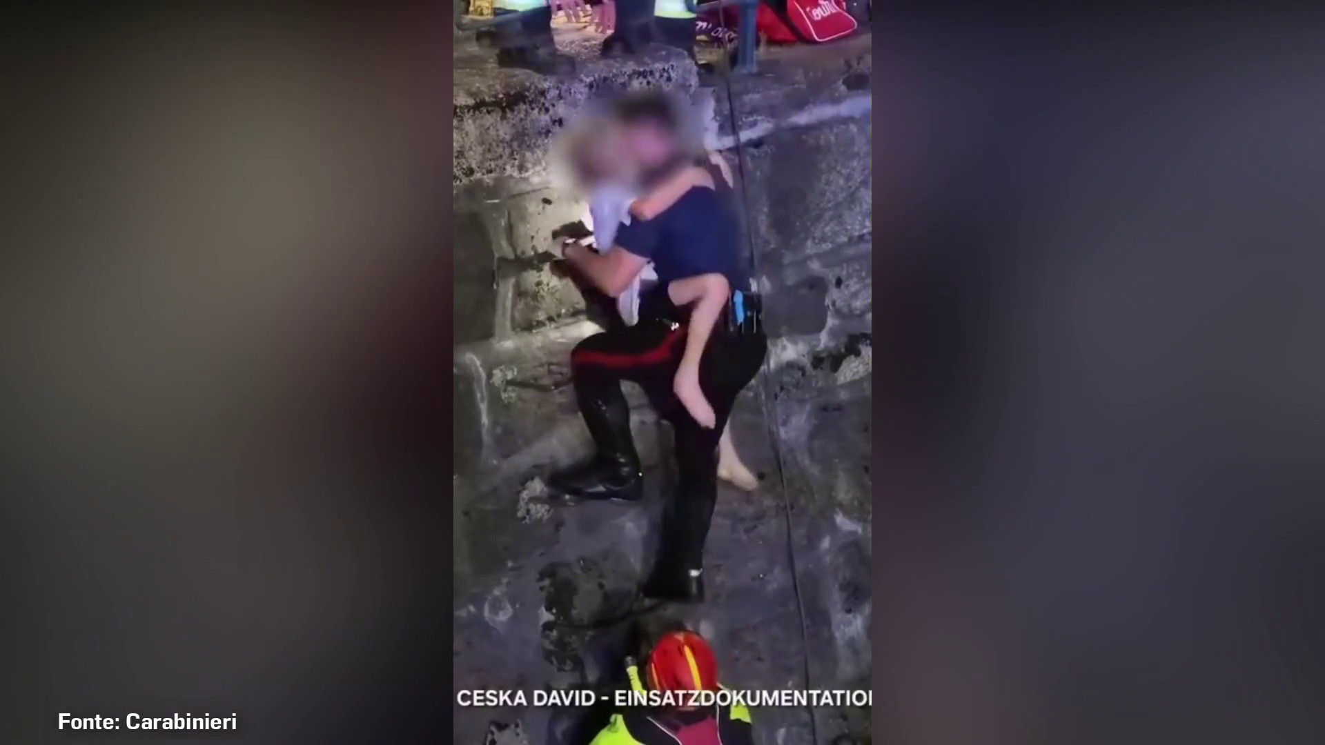 Salvati tre bambini tedeschi bloccati nel fiume Passirio a Merano, le immagini