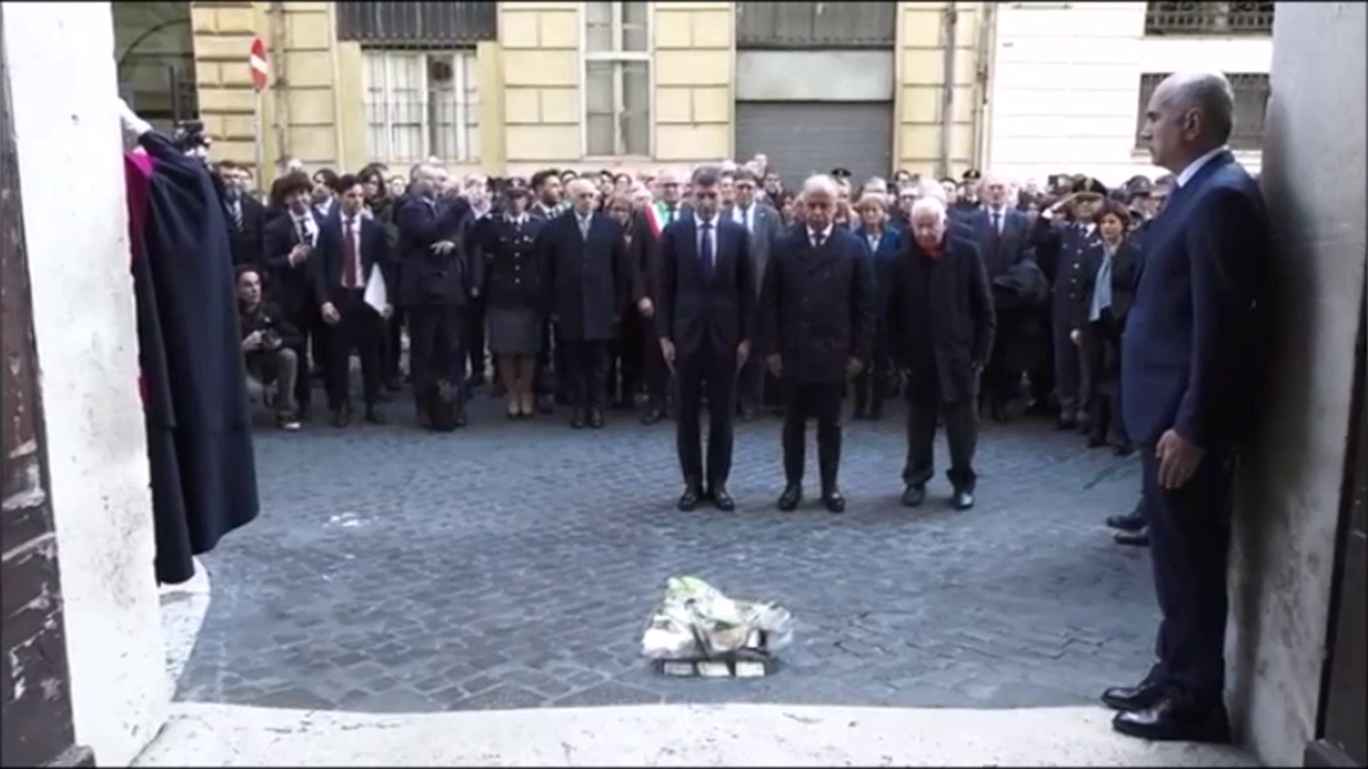 Tre pietre d'inciampo davanti all'ingresso della Questura di Roma