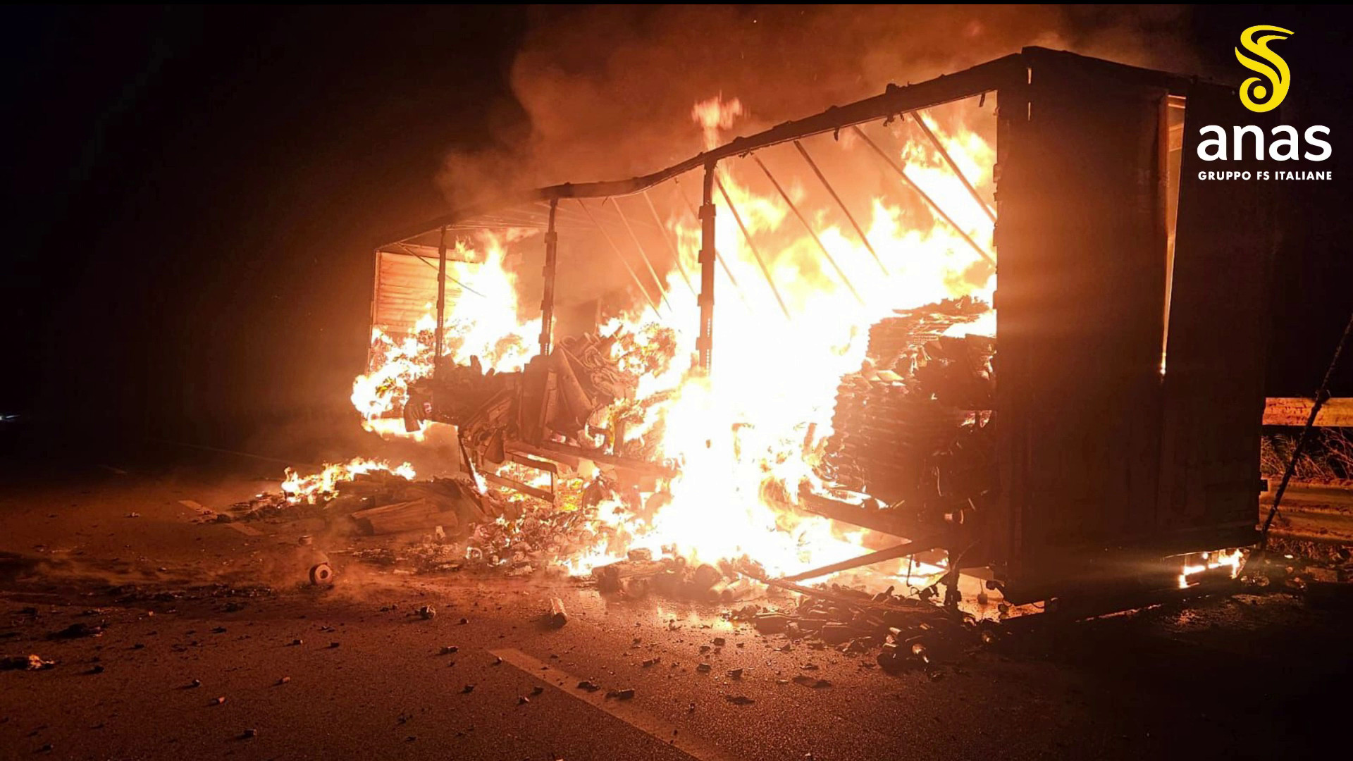 Mezzo pesante in fiamme sull'A19, illeso il conducente
