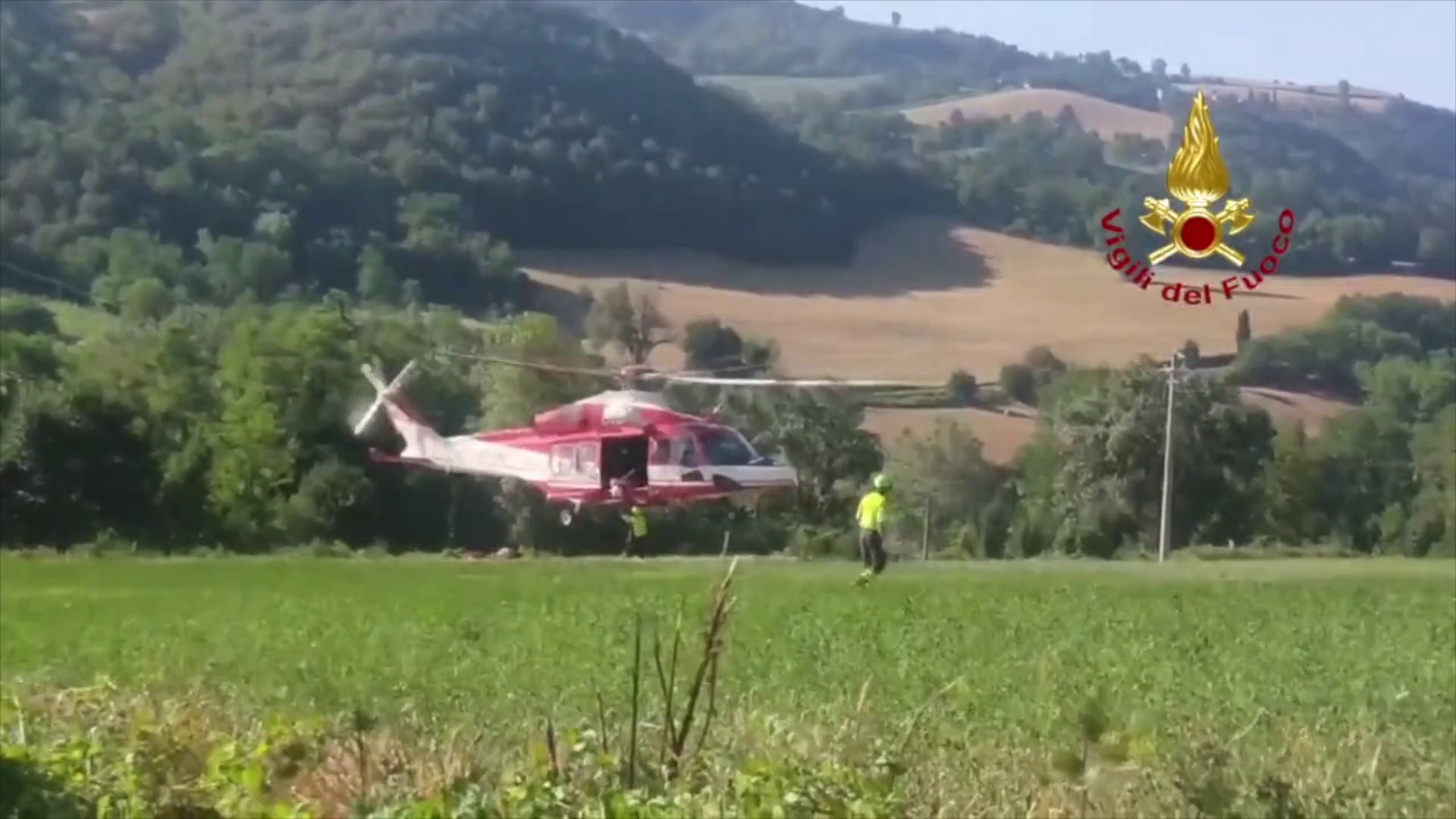 Incendio nel ravennate, elicottero e canadair in azione