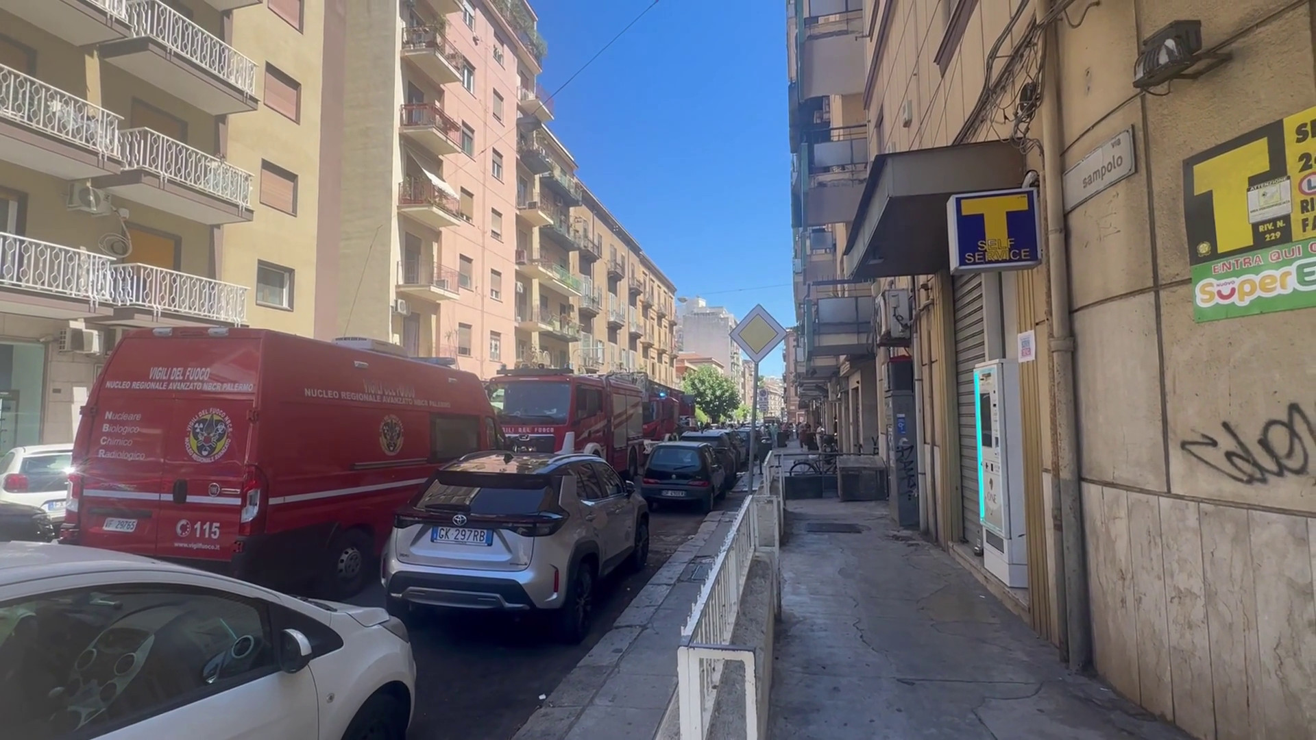 Omicidio a Palermo, un uomo si barrica in casa: le immagini
