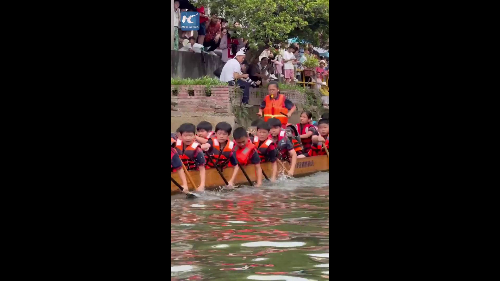 Cina: giovani rematori si sfidano sulle dragon boat nel Guangdong