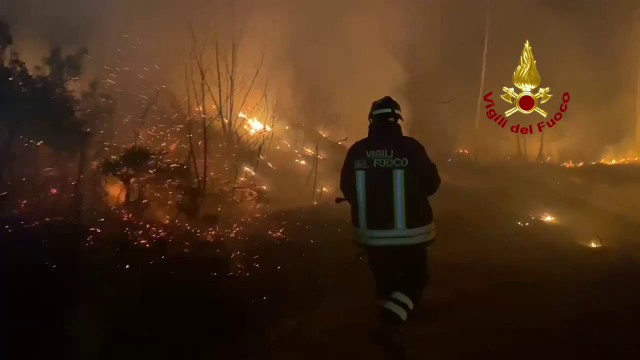 Canadair al lavoro per incendio boschivo nel varesotto