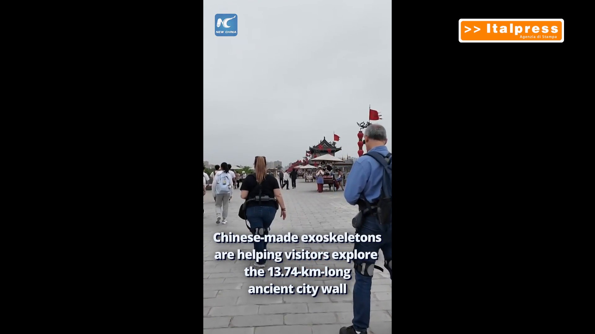 Cina, gli esoscheletri aiutano i turisti a esplorare le antiche mura di Xi'an