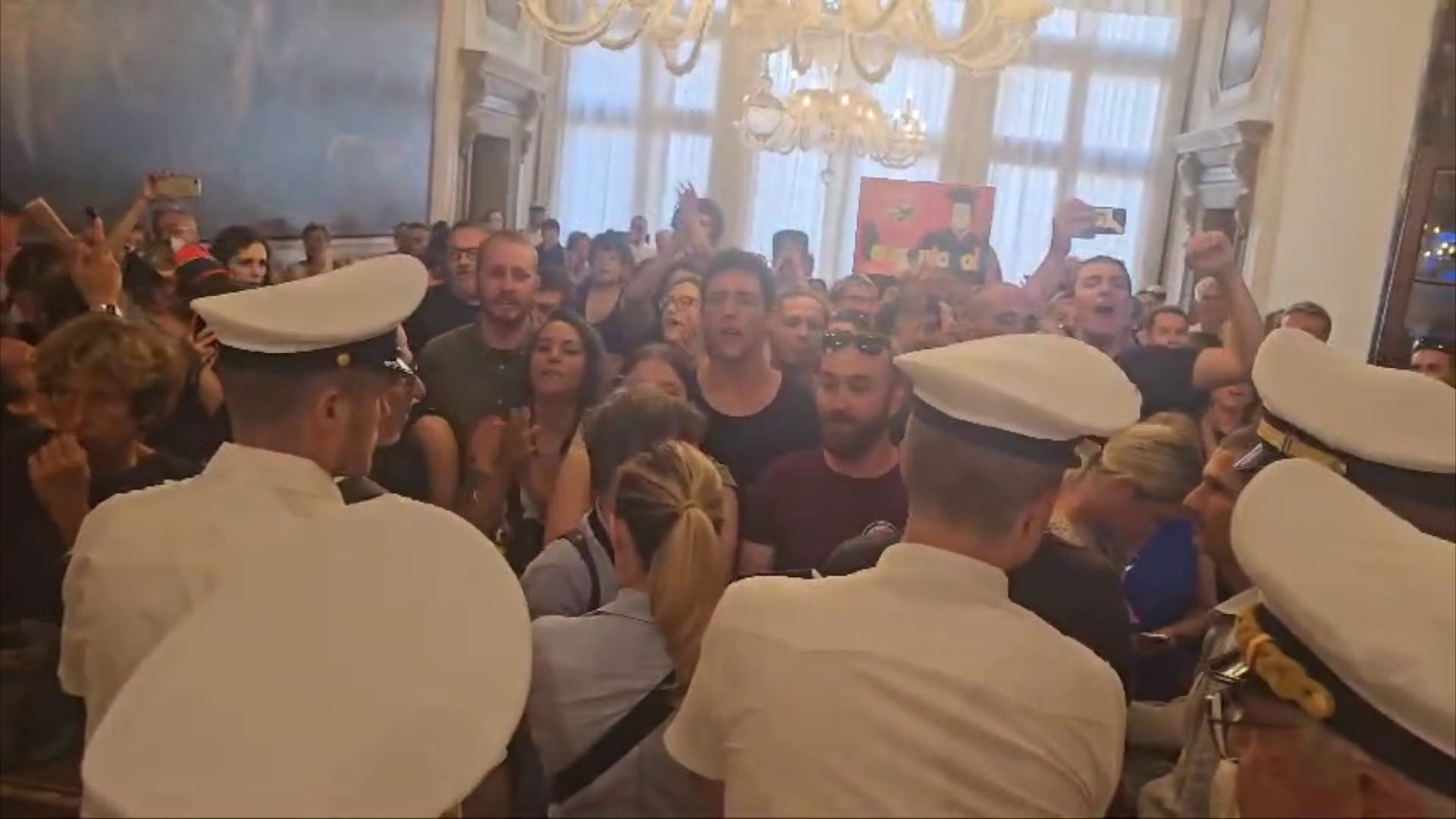 Occupata da cittadini la sede del Consiglio Comunale di Venezia