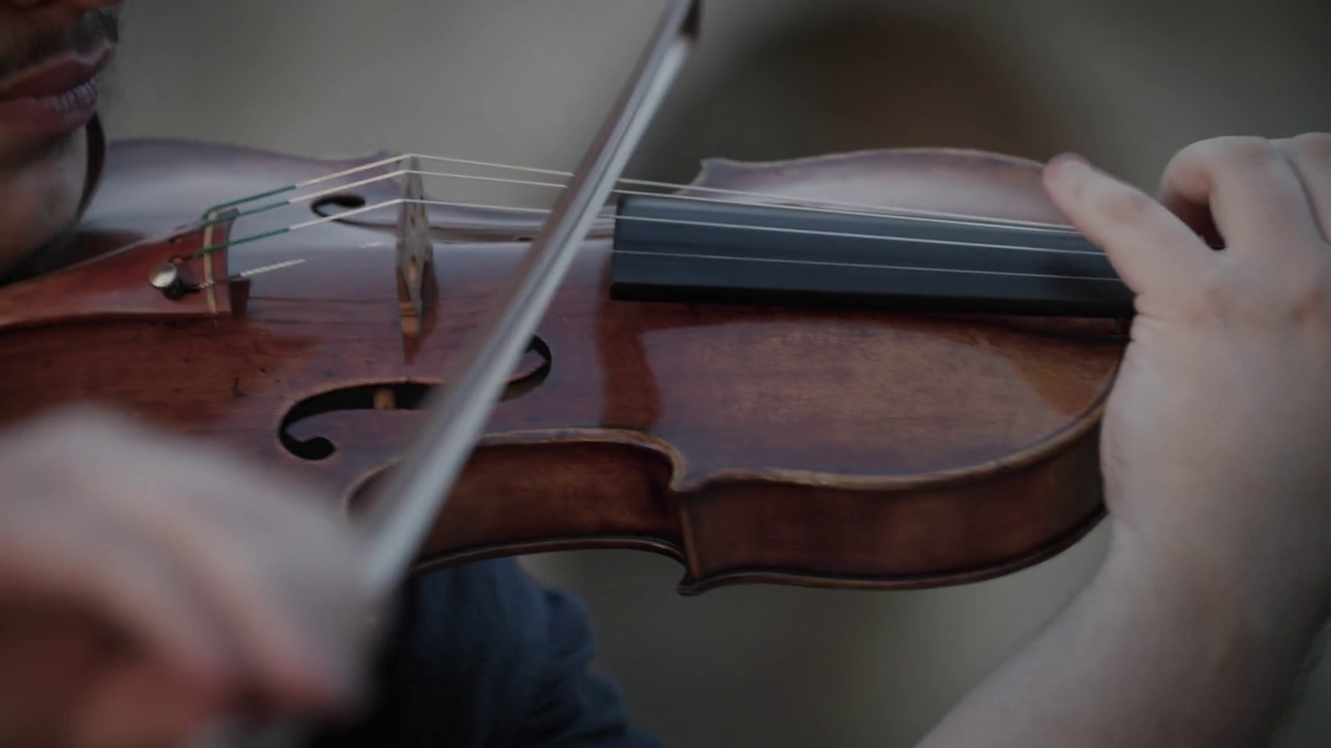 Uno Stradivari suona Verdi tra i resti di un antico mulino