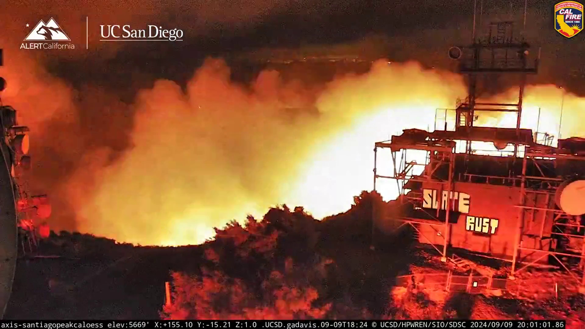 Incendi, brucia un aeroporto nel Sud della California. Le immagini