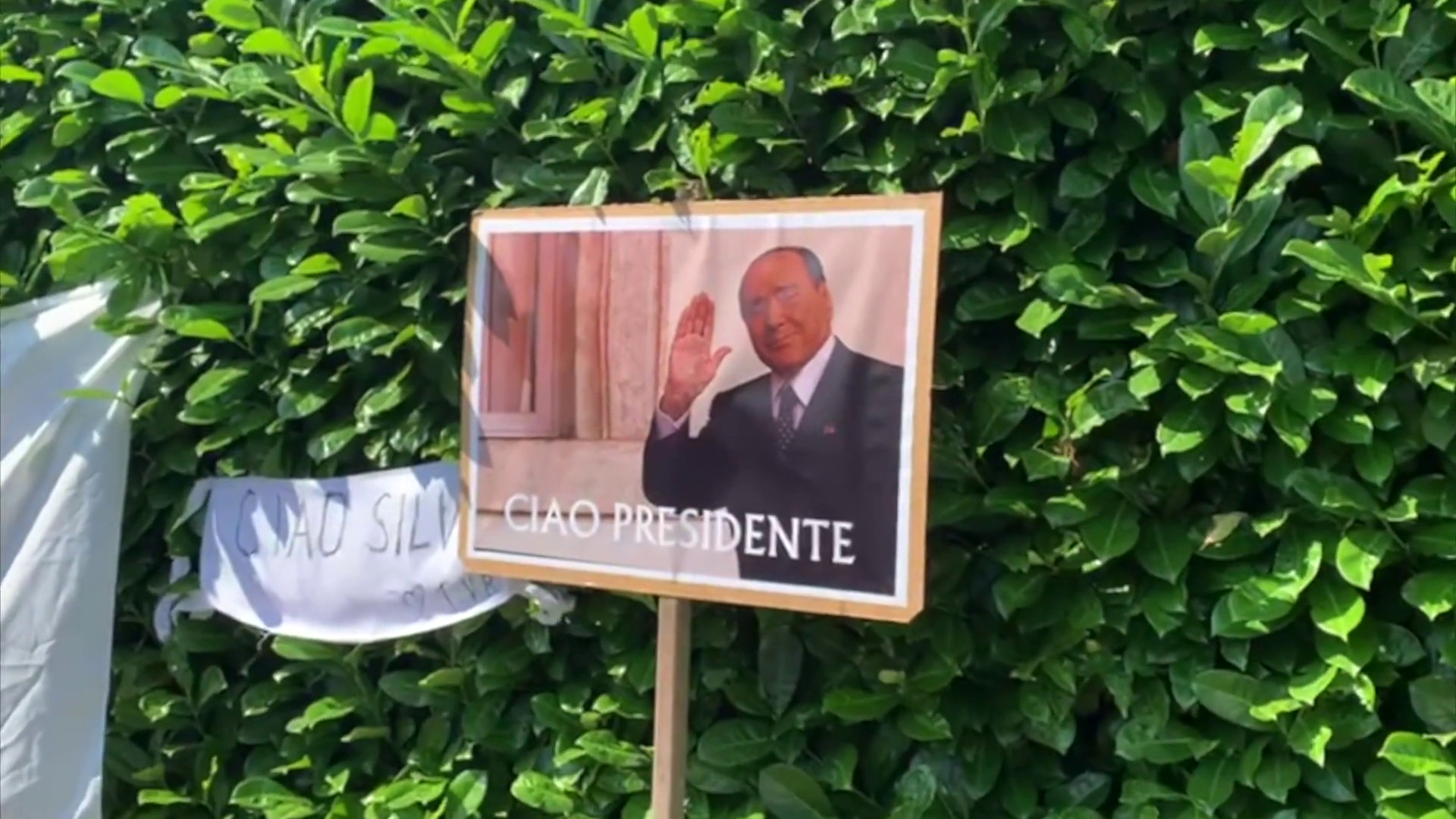 Berlusconi, l'ultimo saluto commosso di cittadini, militanti, tifosi