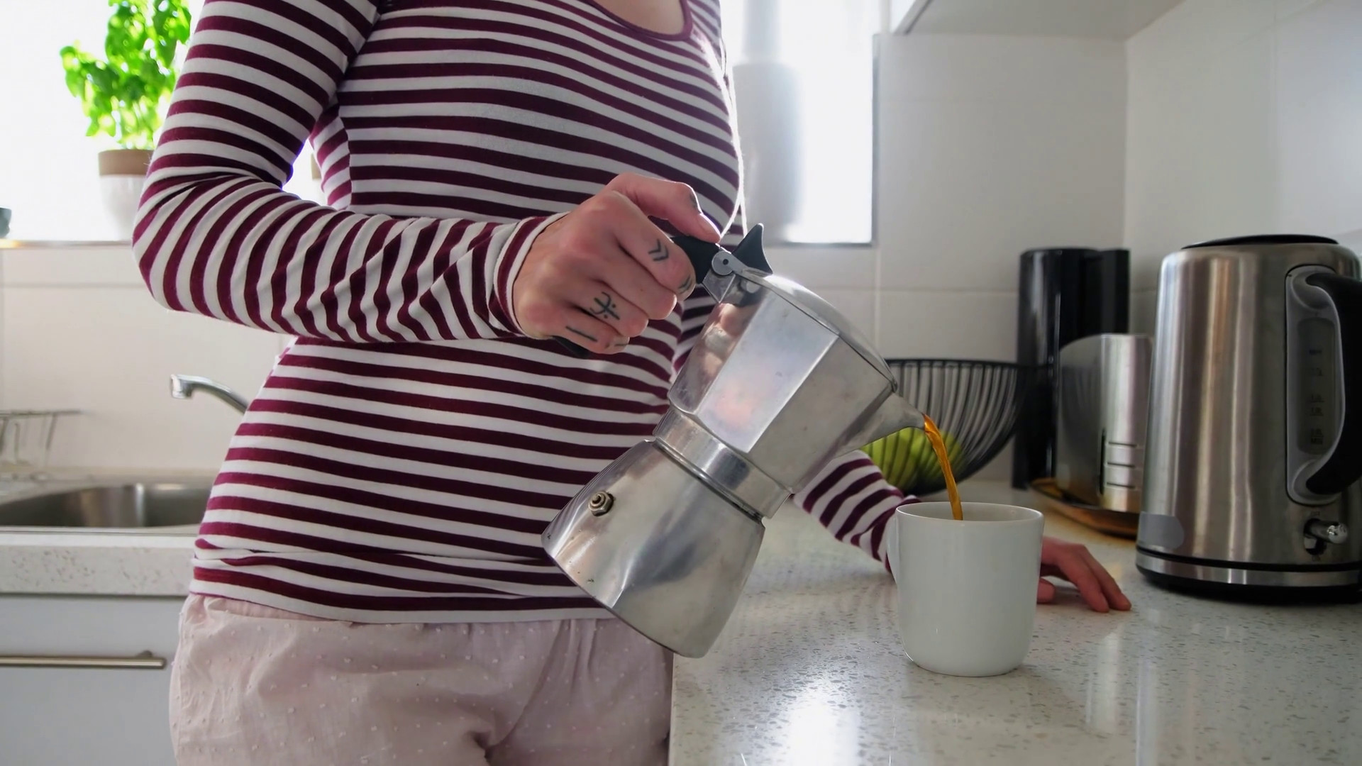 Caffè sempre più caro, gli italiani riscoprono la moka