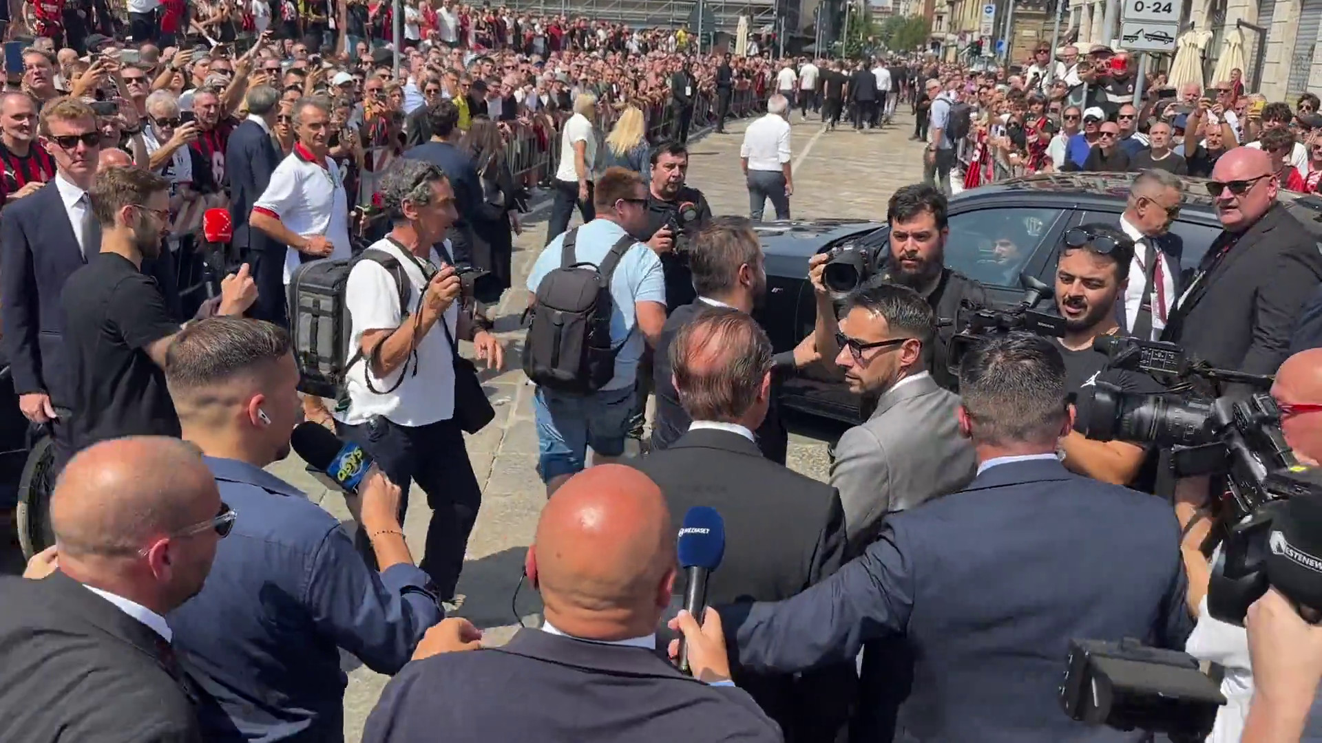 Cardinale contestato dai tifosi del Milan ai funerali di Baresi