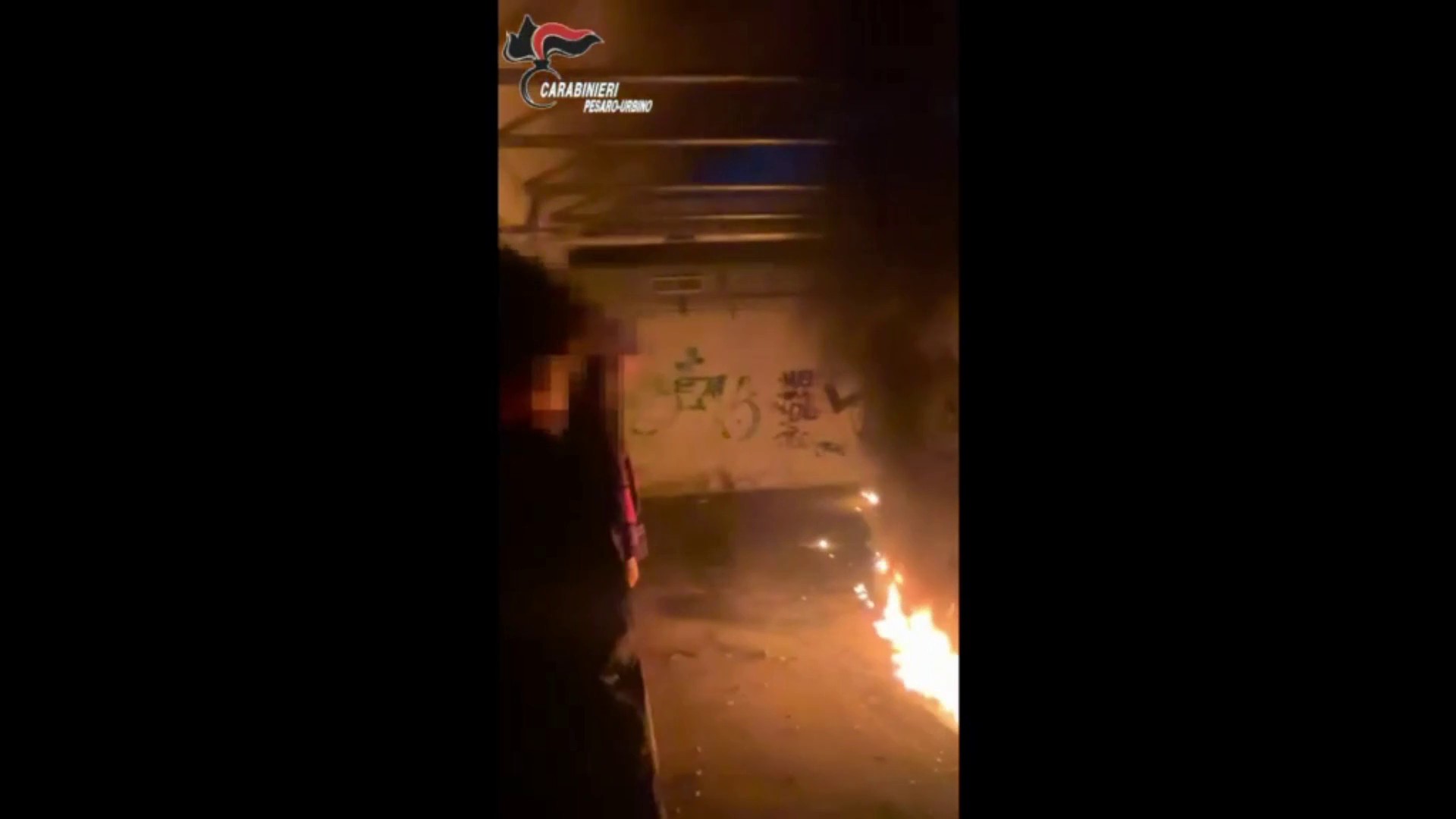 Preparavano molotov e le testavano in un capannone, perquisiti 4 giovani