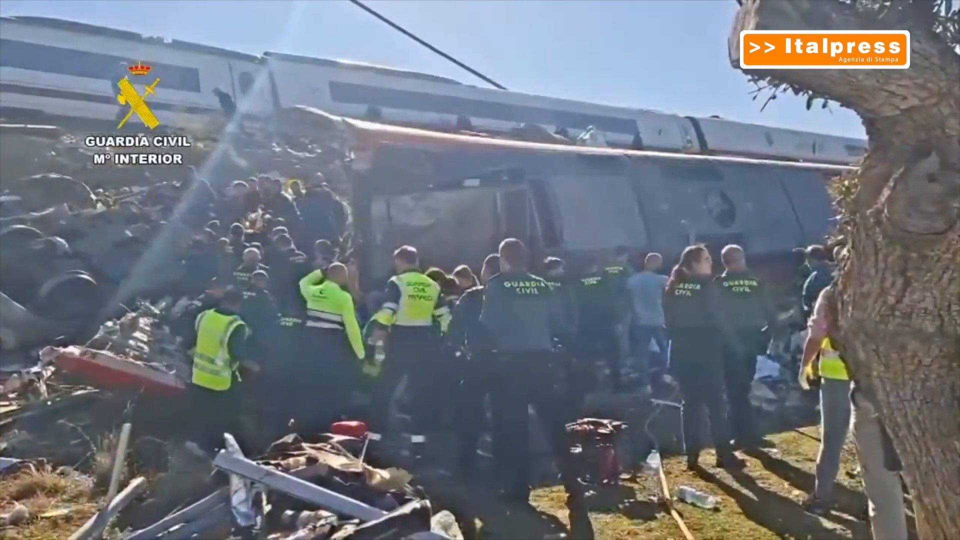 Spagna, aumenta il bilancio delle vittime nello scontro fra due treni